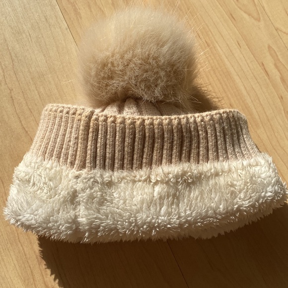 Pair of winter accessories. Beige beanie and pink beanie with matching mittens - Picture 4 of 4